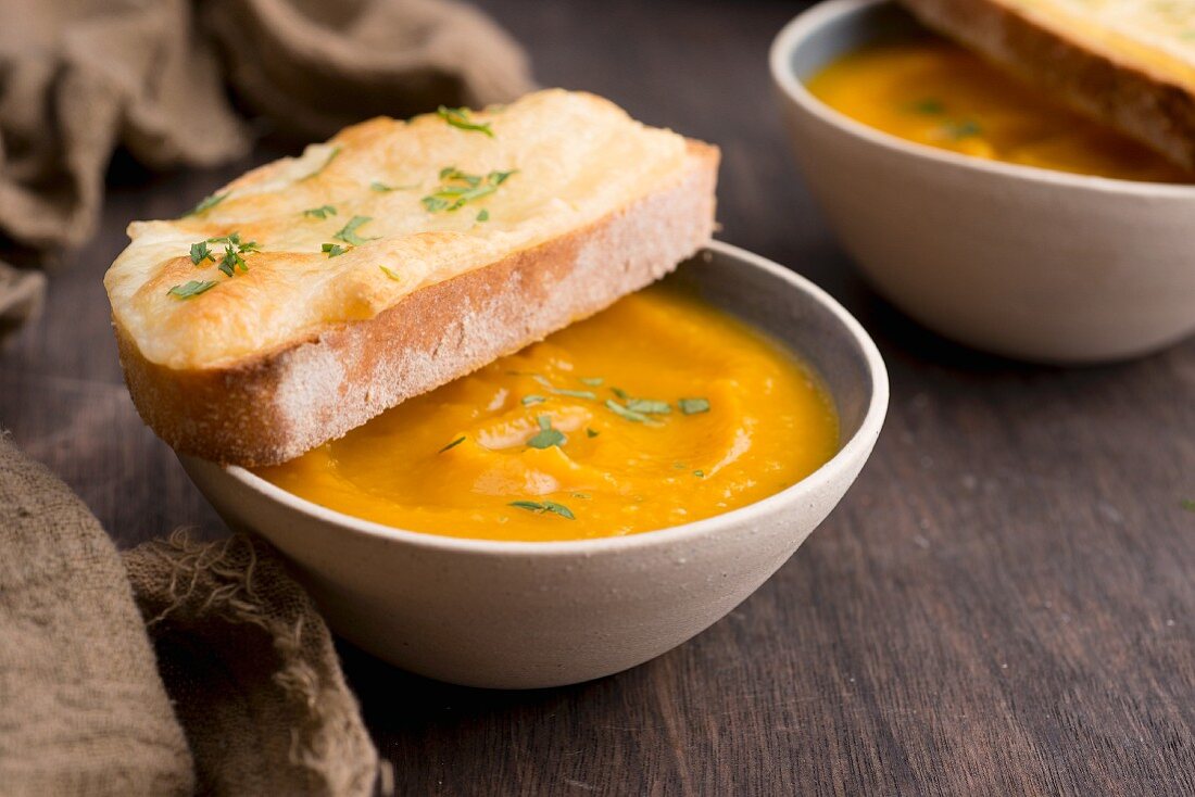 Kürbissuppe mit Brot