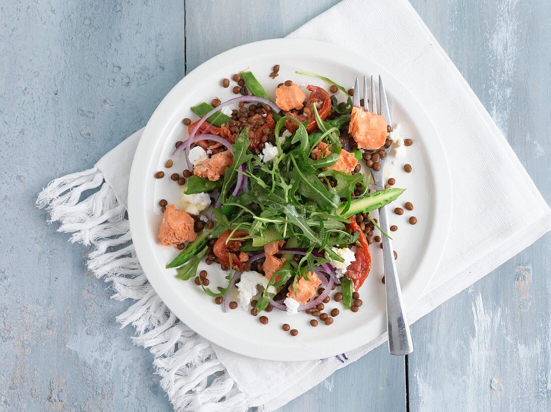 Salmon salad with lentils and rocket