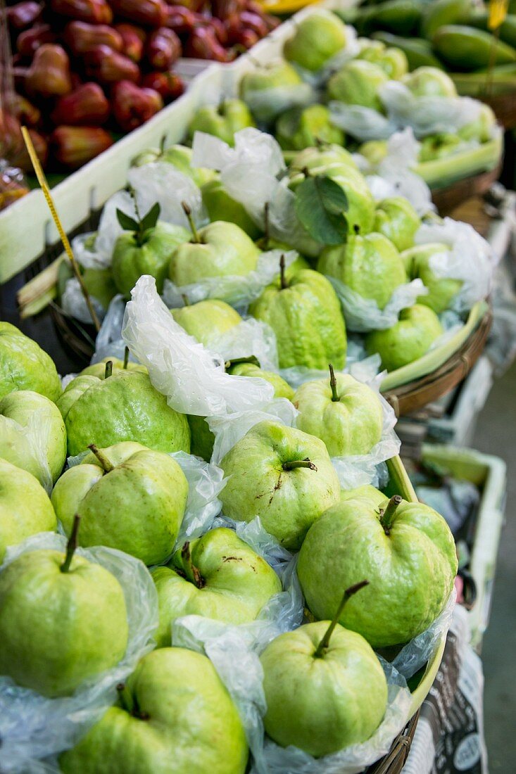 Frische in Folie verpackte Guaven auf einem Markt in Thailand