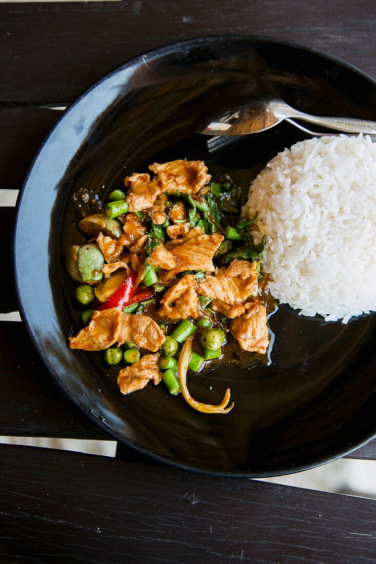 Chicken curry with Thai basil, aubergines and beans with rice