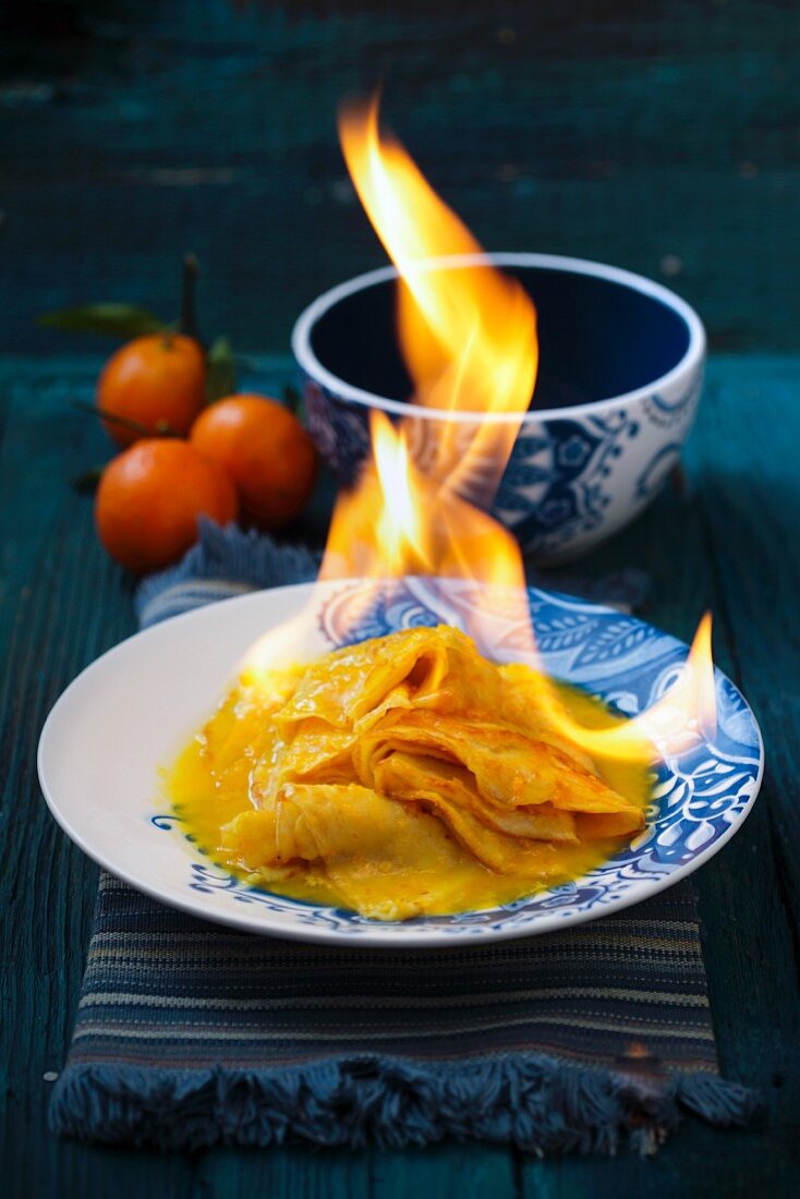 Brennende Crêpe Suzette mit Orangensirup und Orangenlikör