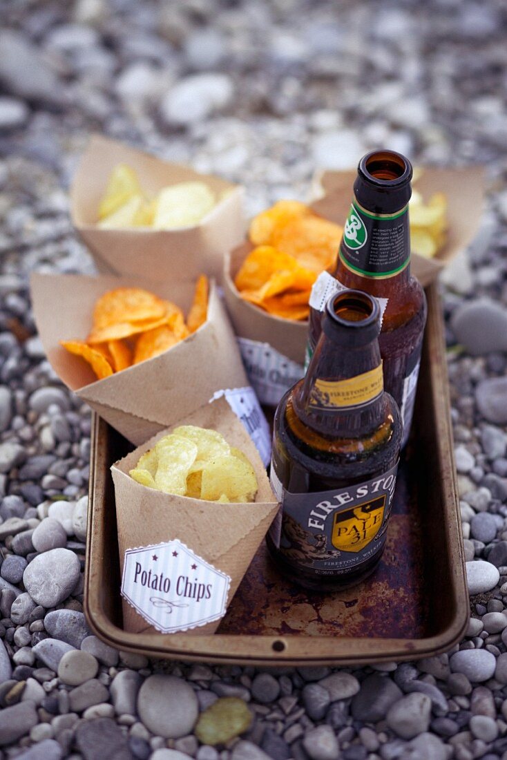 Selbstgemachte Kartoffelchips und Bierflaschen