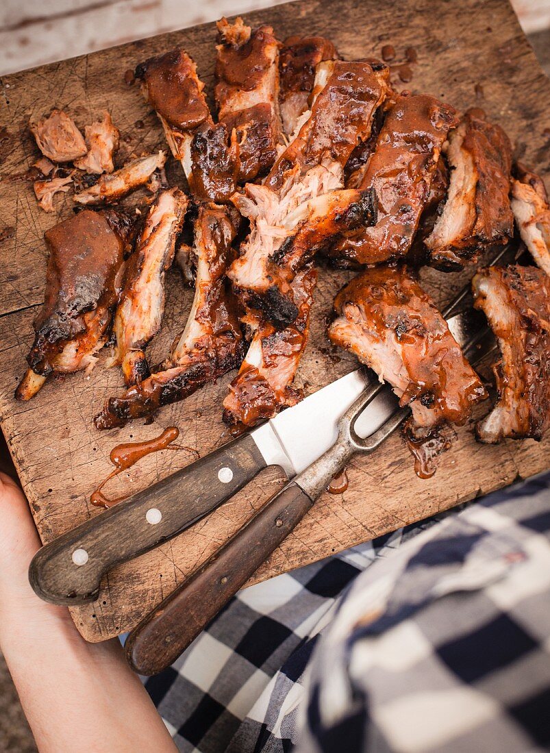 Gegrillte Spareribs auf Holzbrett