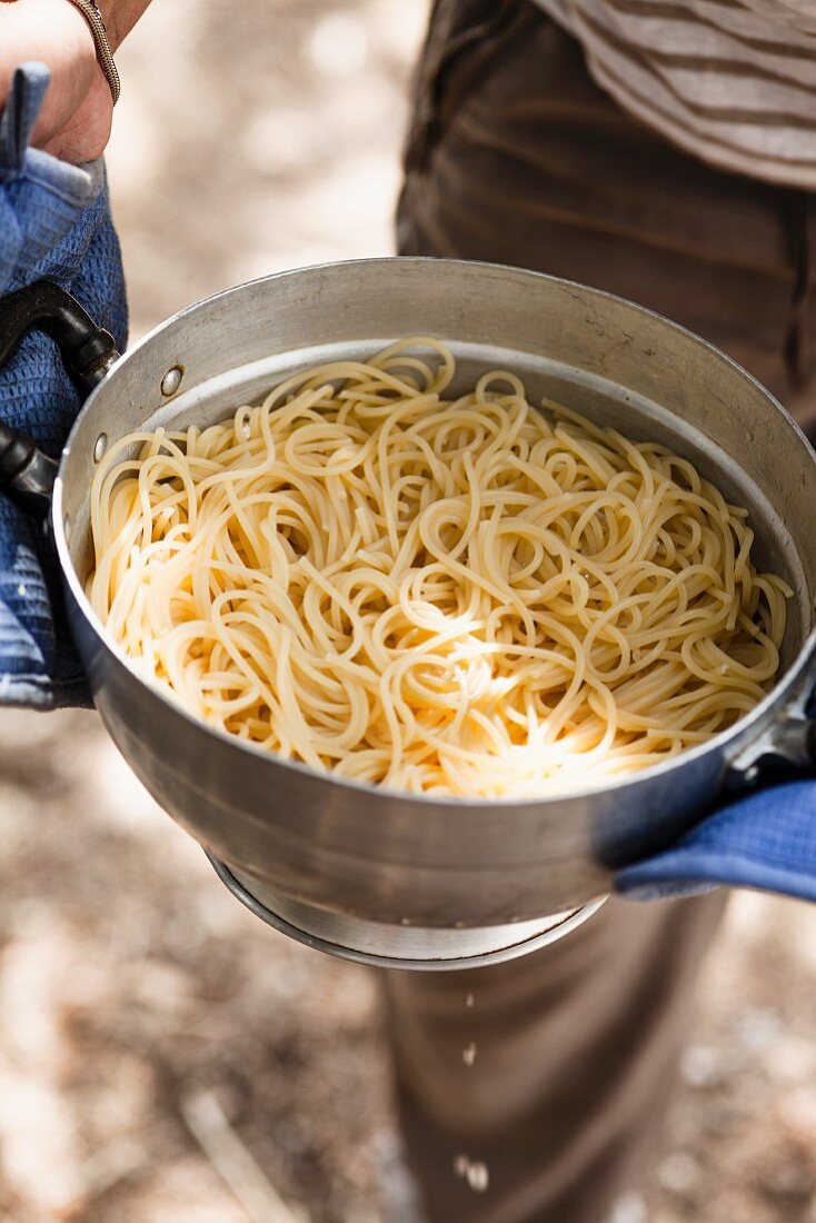 Gekochte Spaghetti im Nudelsieb