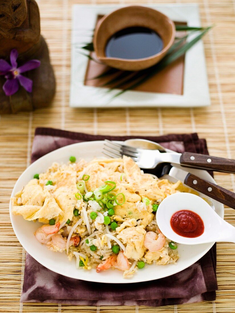 Reisomelette mit Krabben und Gemüse aus dem Wok