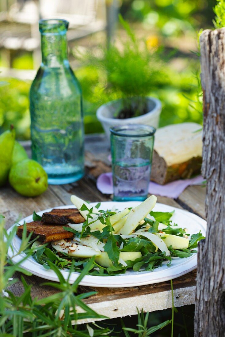 Salat mit Birnen, Rucola, Parmesan und Haselnüssen