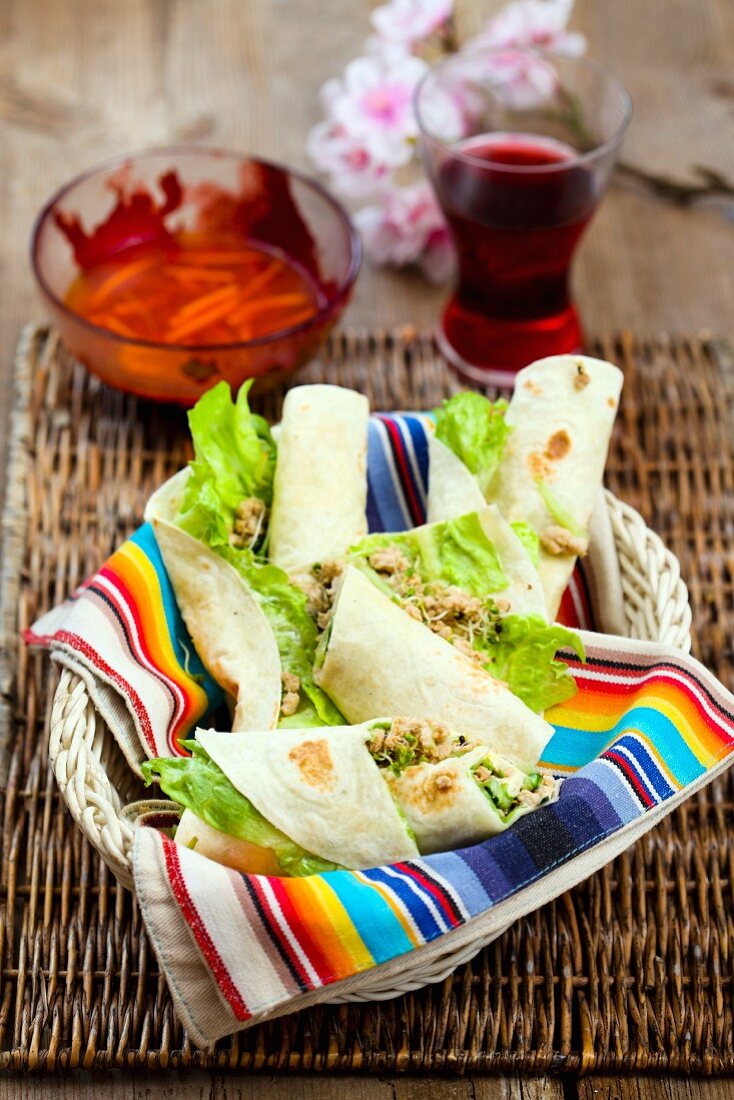 Wraps mit Hackfleisch-Salat-Füllung