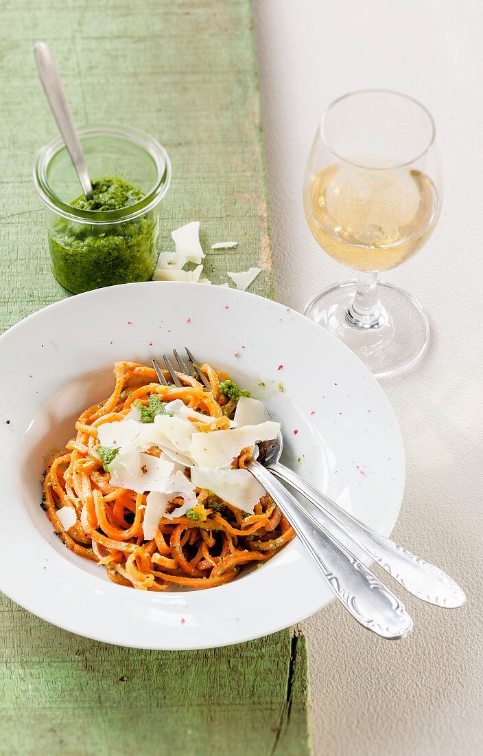 Möhrenspaghetti mit Bärlauchpesto und Parmesan