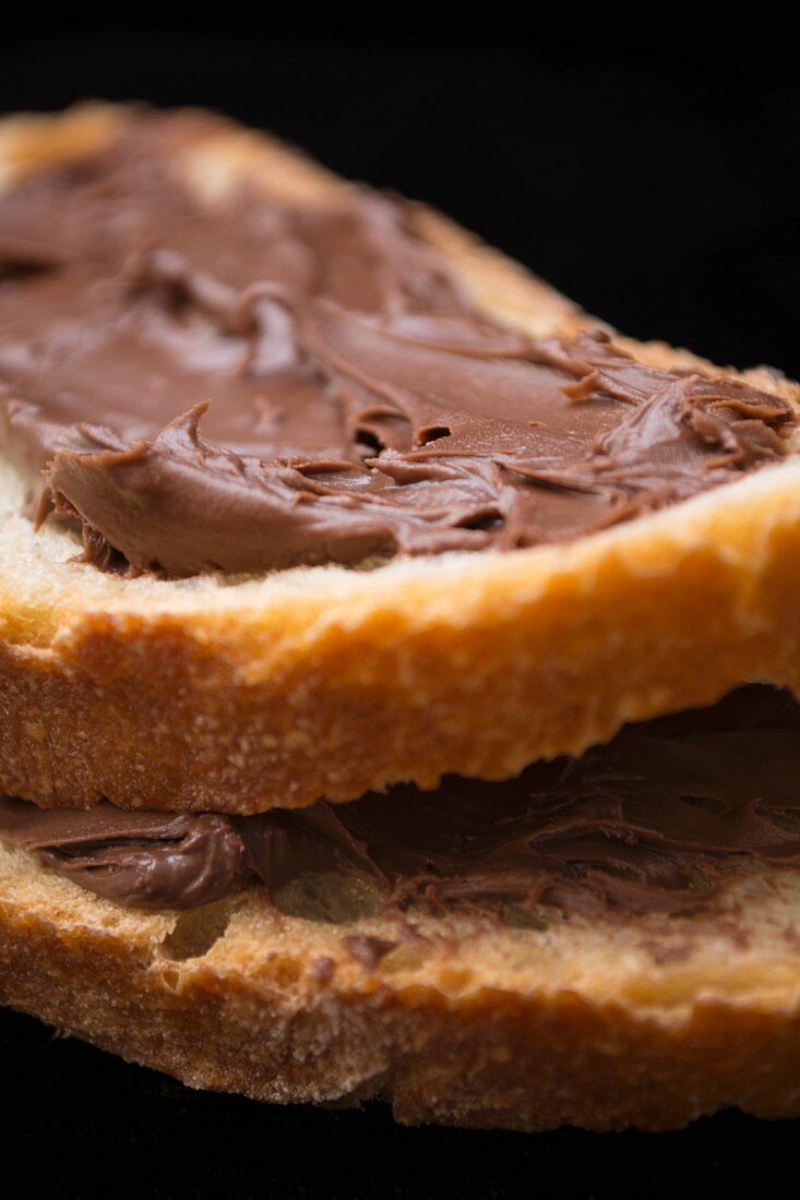Schokoladenaufstrich auf Brot