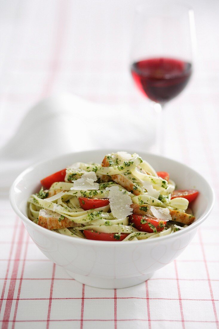 Fettuccine mit gegrilltem Hähnchen und Koriander