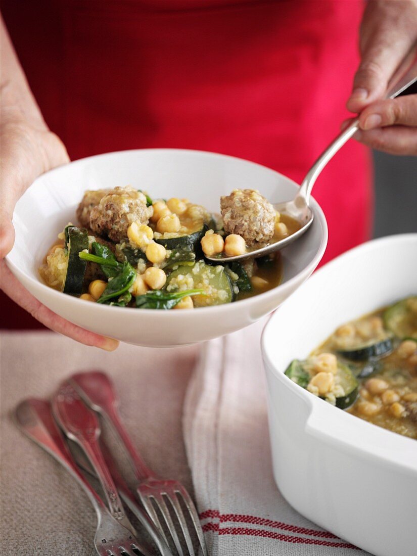 Hot Pot mit Curry-Hackbällchen, Kichererbsen, Zucchini und Spinat