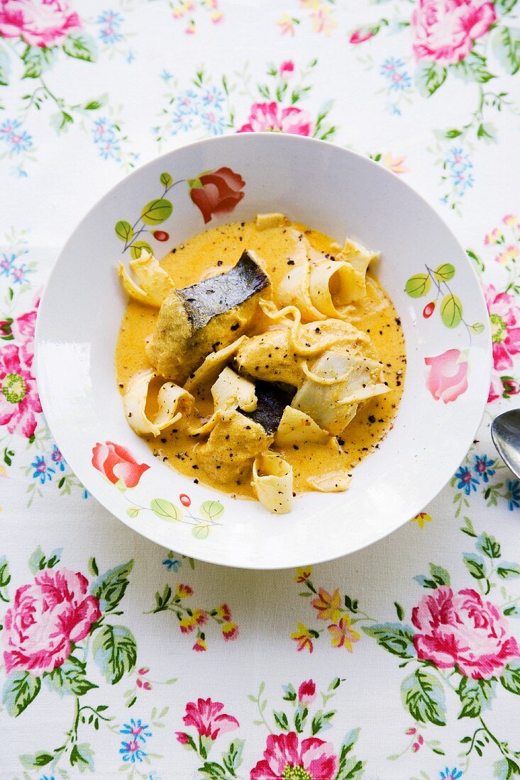 Gaeng Lueang Pla Sai Noh Maai Dohng (yellow fish curry with pickled bamboo shoots)