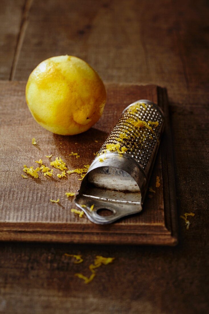 Zitrone und Zitronenabrieb mit Vintage-Reibe