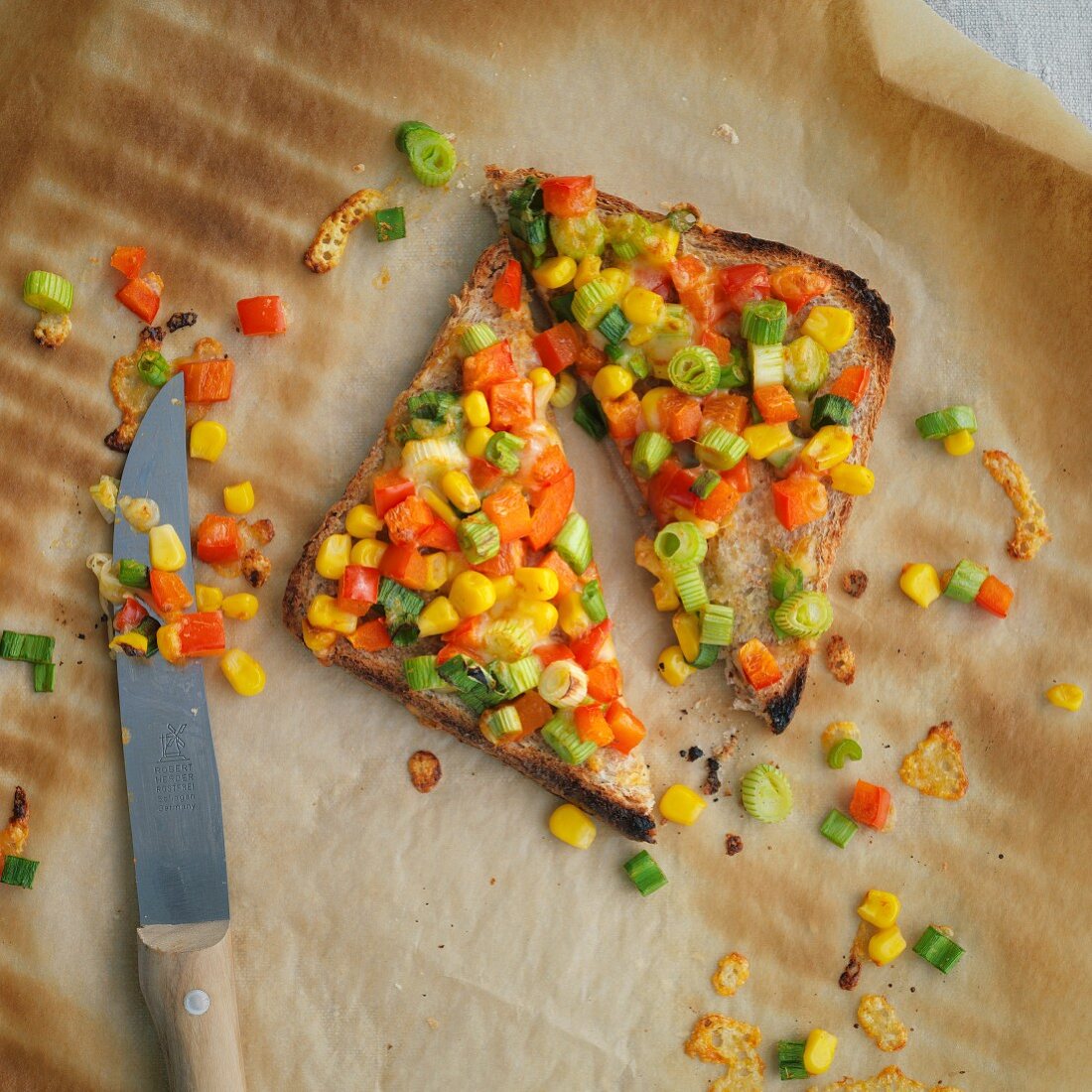 Konfetti-Toast mit Mais, Paprika und Frühlingszwiebeln