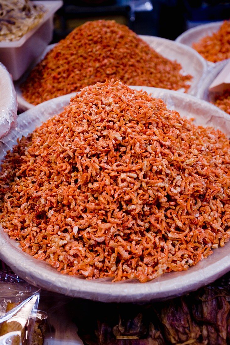 Getrocknete Garnelen in Schalen auf Markt (Thailand, Asien)