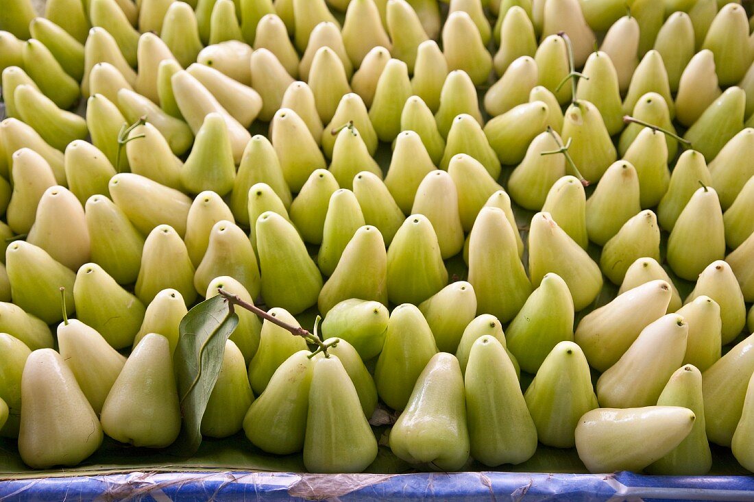 Wasseräpfel auf Markt (Thailand, Asien)