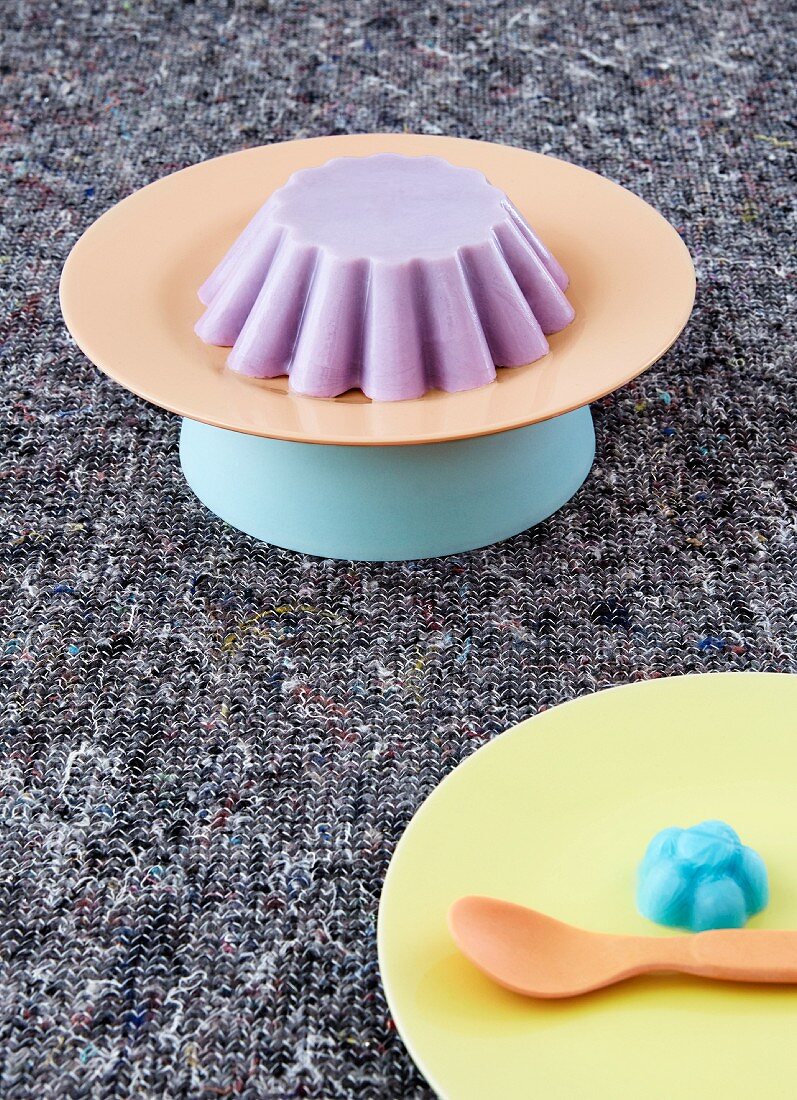 Dekoidee für Kindergeburtstag mit bunten Tellern und Eiscreme