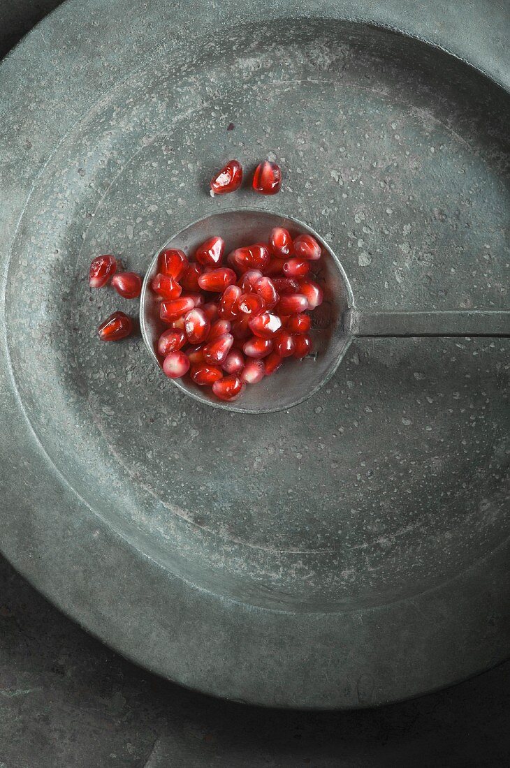 Pomegranate seeds on a spoon (seen from above)