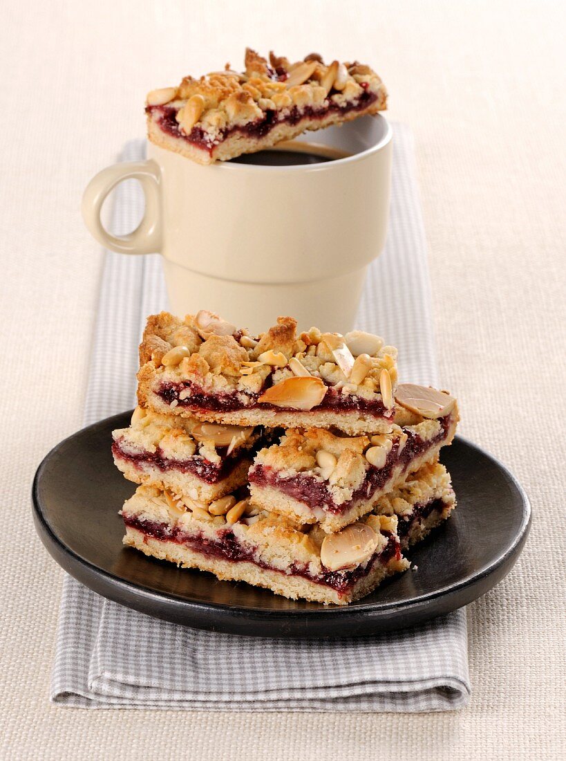 Cherry slices with almonds