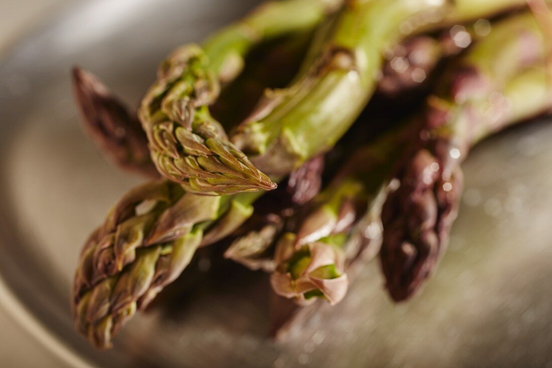 Fresh green asparagus (close-up)
