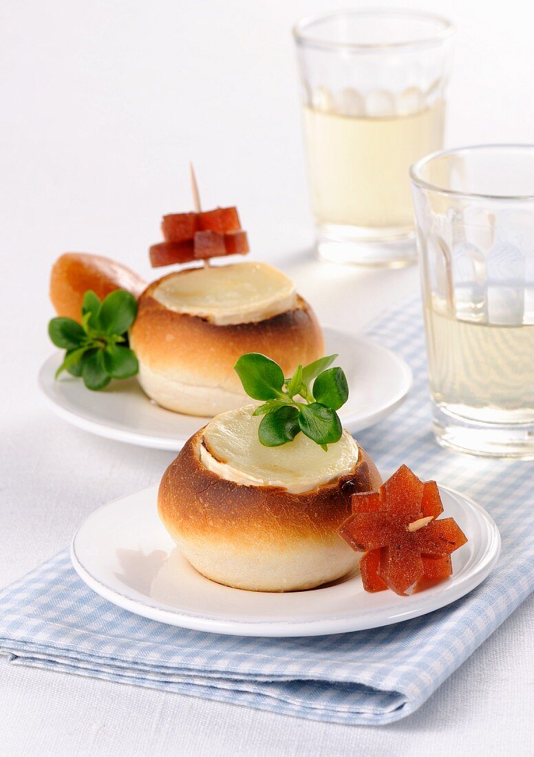 Gratinated bread rolls with goat's cheese