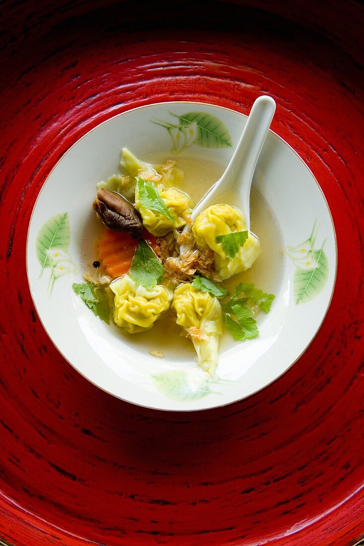 Soup Giauw (soup with wontons and fried garlic, Thailand)