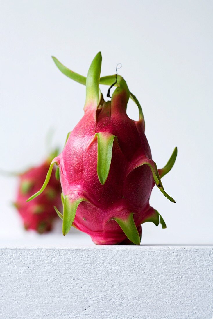 Eine rosa Pitahaya (Drachenfrucht)