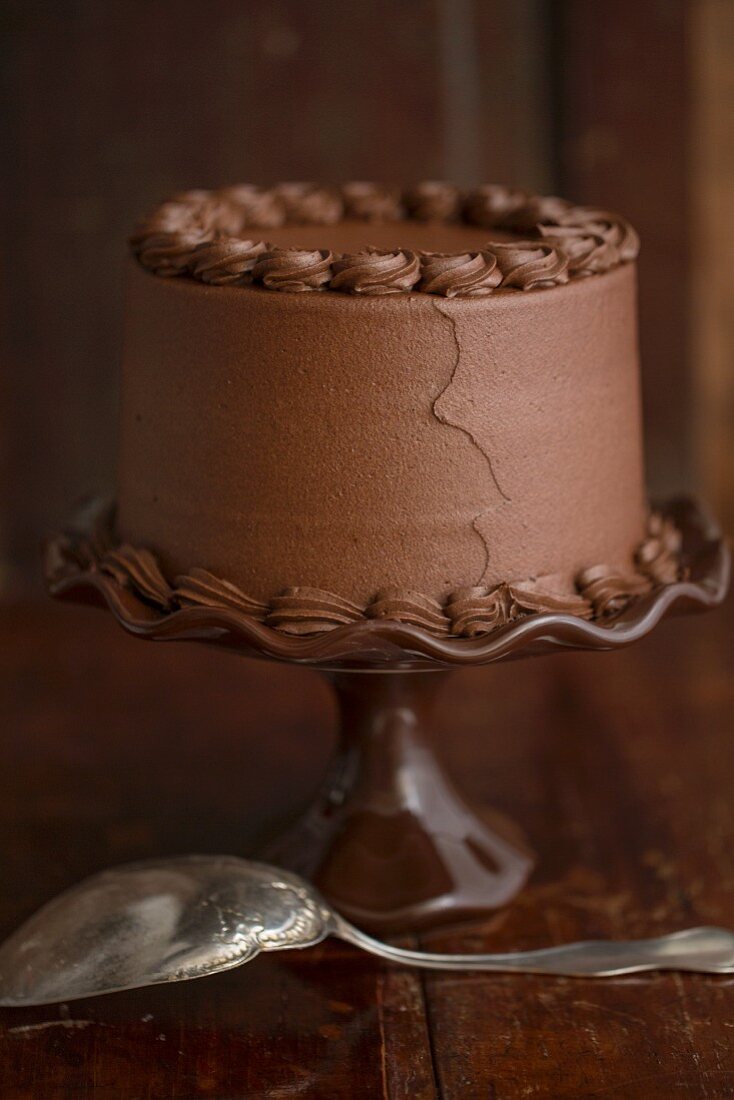 Schokoladencremetorte auf Tortenständer