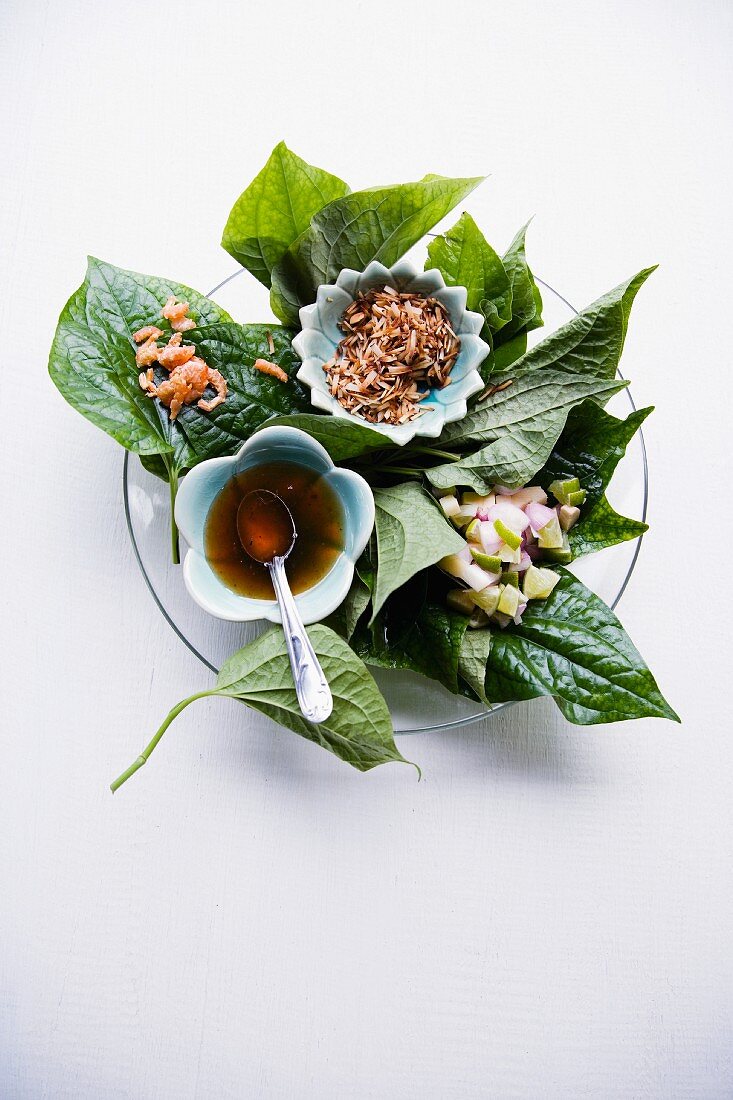Mieng Kham (Vorspeisen-Snack mit Garnelen, Kokos, Limette und Dip in Pfefferblättern, Thailand)
