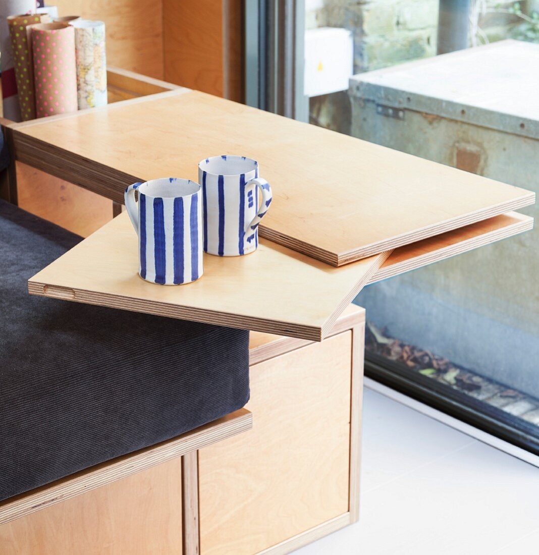 Swivelling table made from multiplex boards