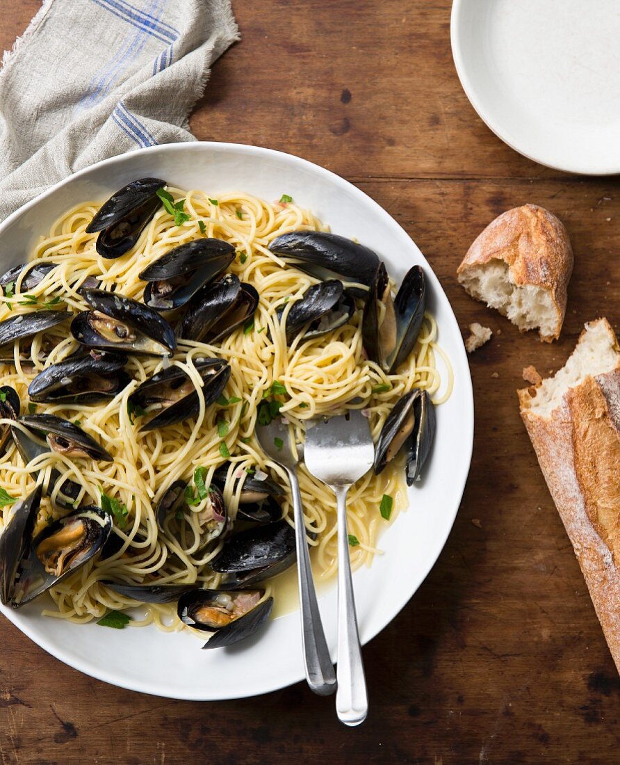 Pasta with mussels and herbs