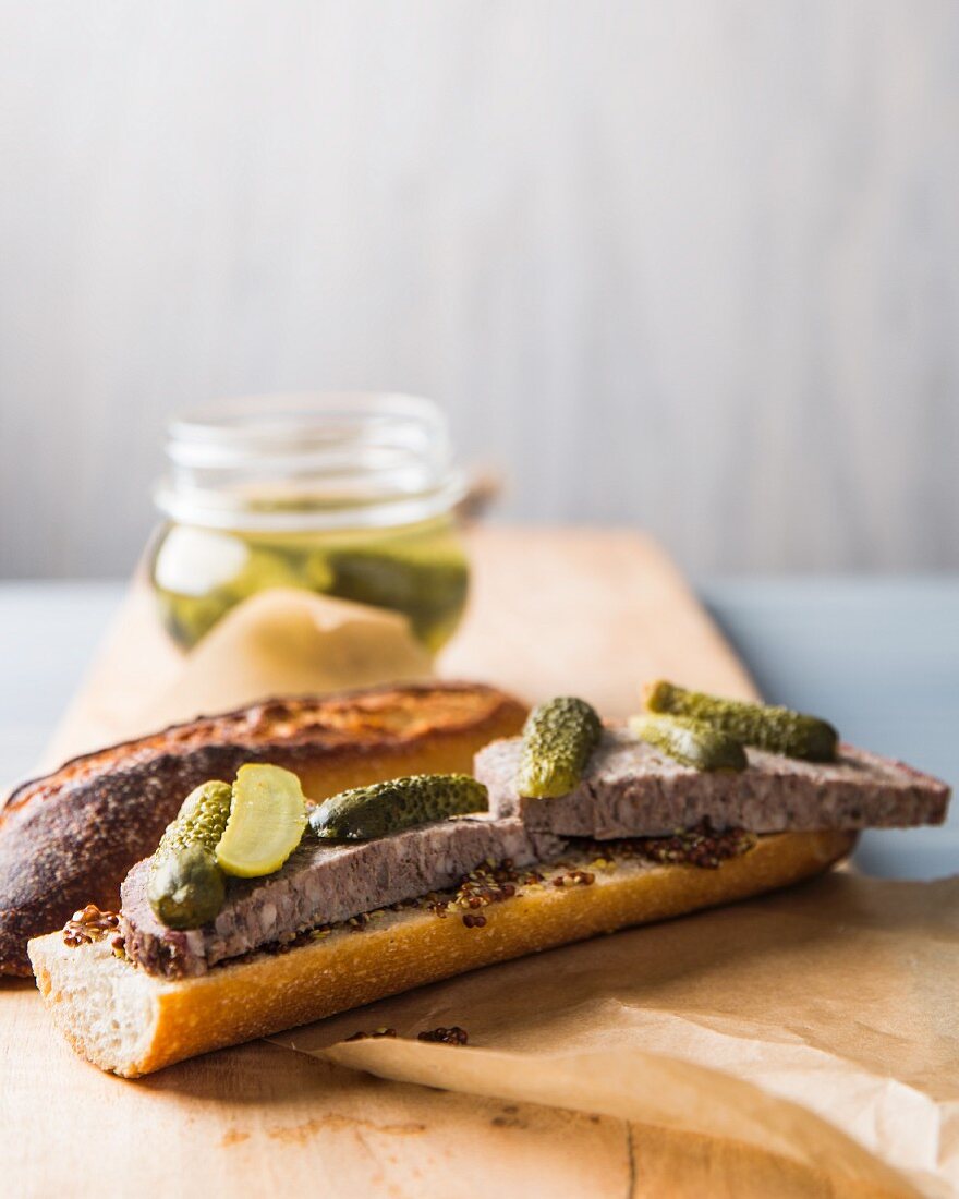 Baguette-Sandwich mit Pate und Cornichons