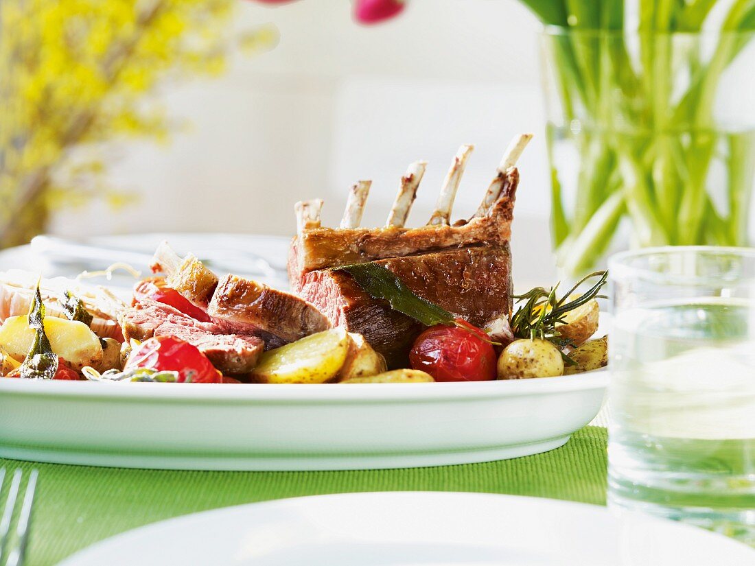 Rehrücken mit Kartoffeln und Tomaten zu Ostern