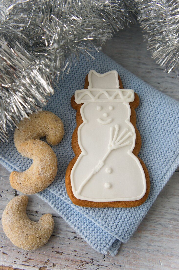 Snowman biscuits with Vanillehörnchen (crescent-shaped vanilla biscuits)