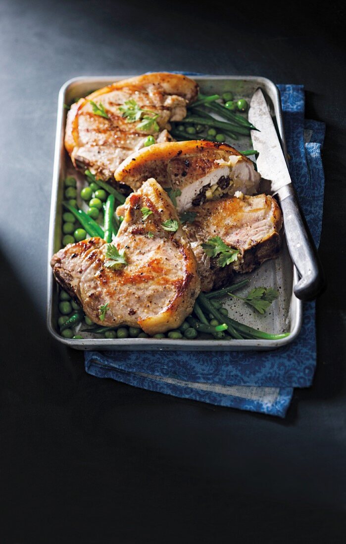 Schweinekoteletts mit Erbsen und grünen Bohnen (Sizilien)