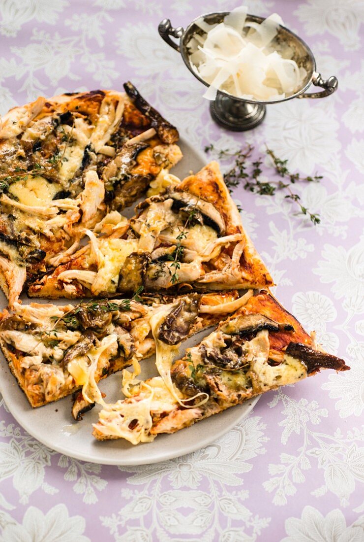 Pizza mit Pilzen, Hähnchen und Gruyère