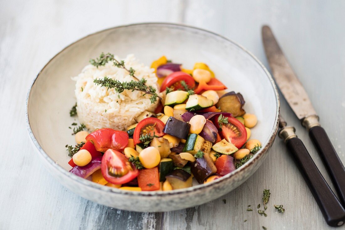 Ratatouille mit Lupinen, Thymian und Blumenkohlreis