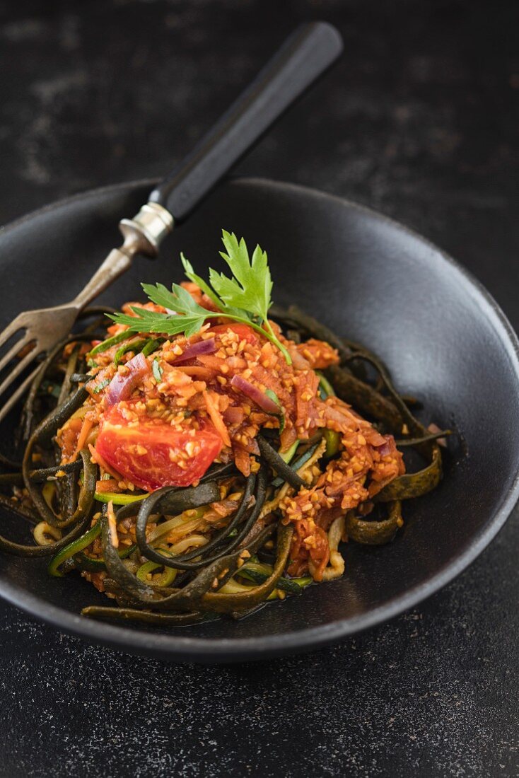 Vegane Zucchini- und Algenpasta mit Bolognese aus Lupinenschrot