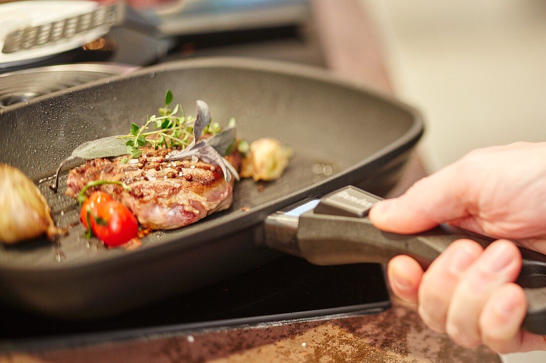 Rumpsteak in der Grillpfanne mit Cherrytomaten, Salbei, Thymian, Szechuan-Pfeffer und Knoblauch