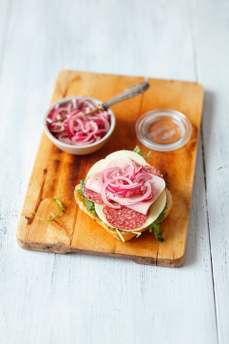 Ciabattabrötchen mit Provolone, Salami, Schinken und eingelegten roten Zwiebeln