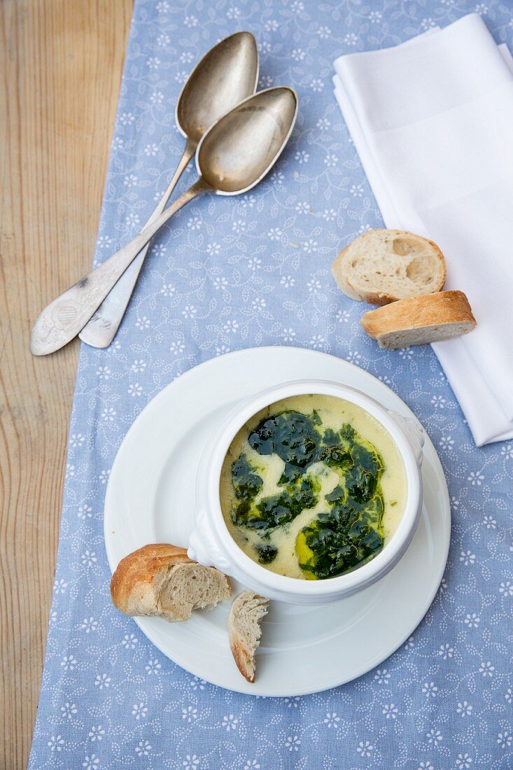 Cream of wild garlic soup with baguette