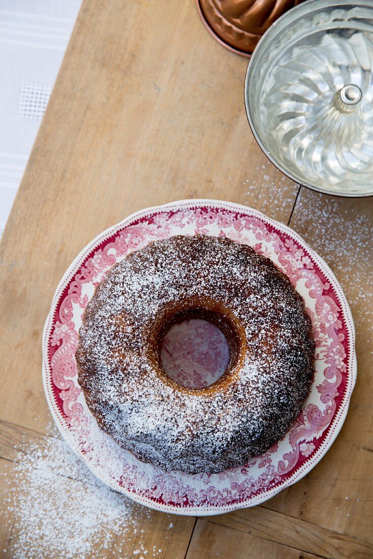 Bundt cake dusted with icing sugar (seen from above)