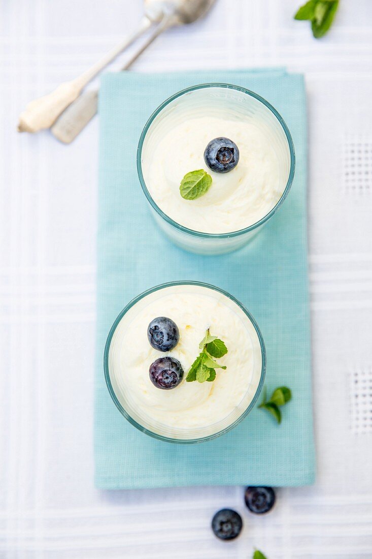 Vanillecreme mit Blaubeeren und Minze