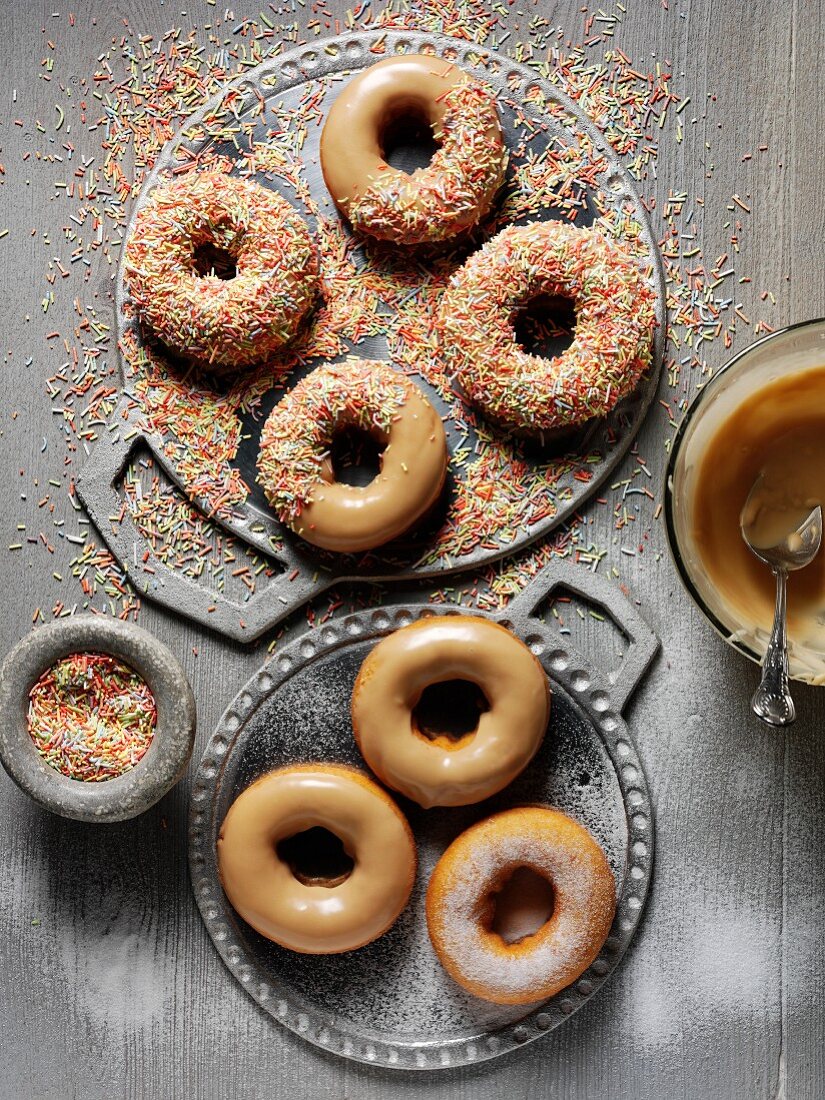 Doughnuts mit Karamellglasur und bunten Zuckerstreuseln