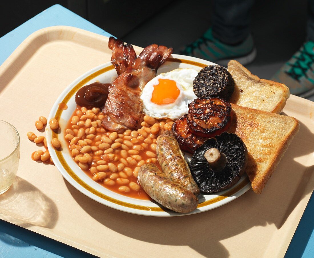 Englisches Frühstück auf Tablett