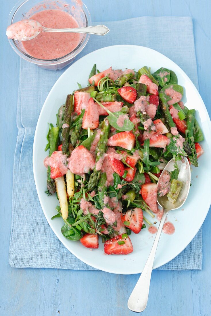 Spargel-Erdbeer-Salat mit Gemüse und Erdbeersauce