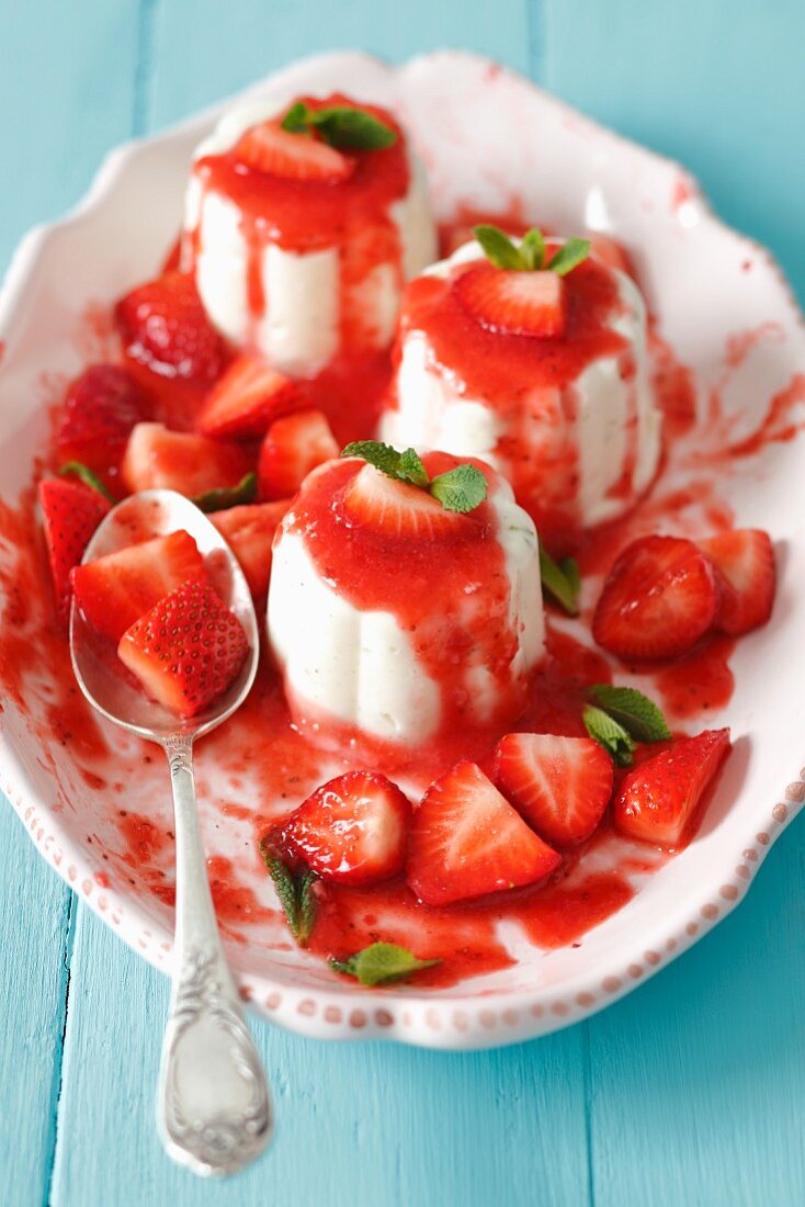 Joghurtpuddings mit Limetten-Erdbeer-Sauce