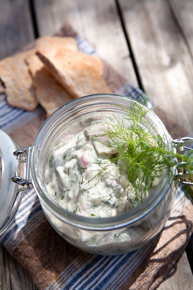 Meeresfrüchte in Dilljoghurt mit Knäckebrot