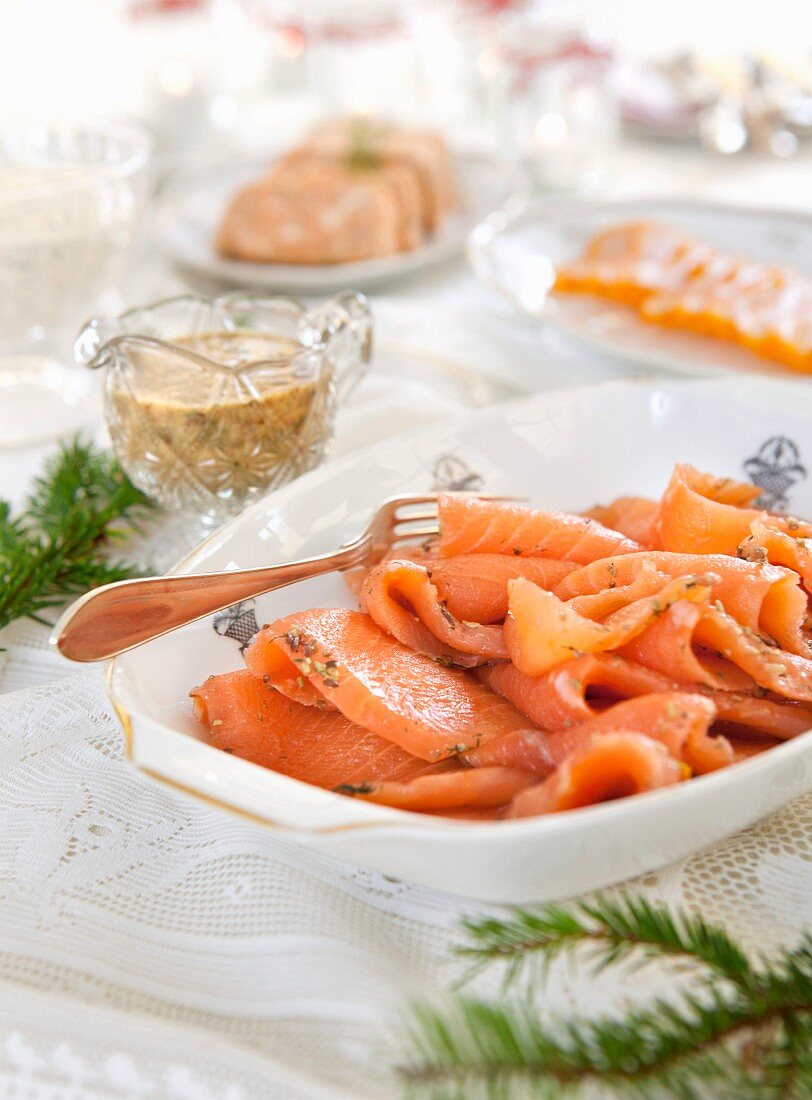 Marinierter Lachs mit Senfsauce auf gedecktem Tisch