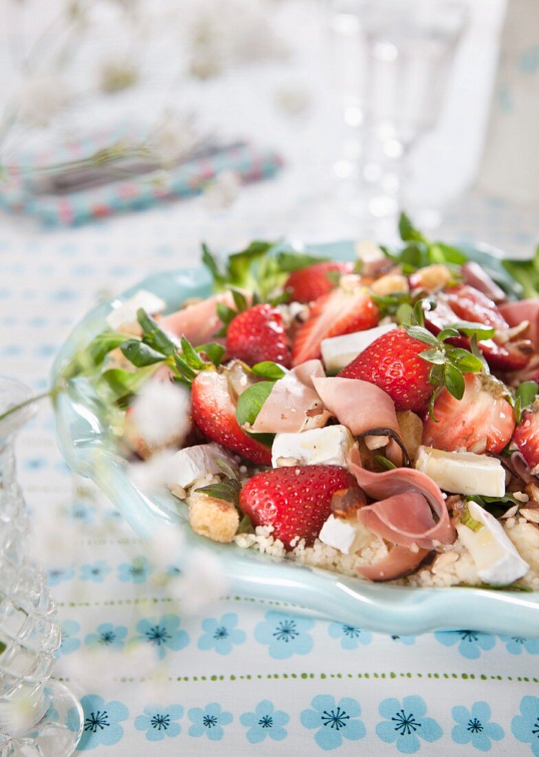 Salat mit Erdbeeren, Schinken, Käse und Couscous